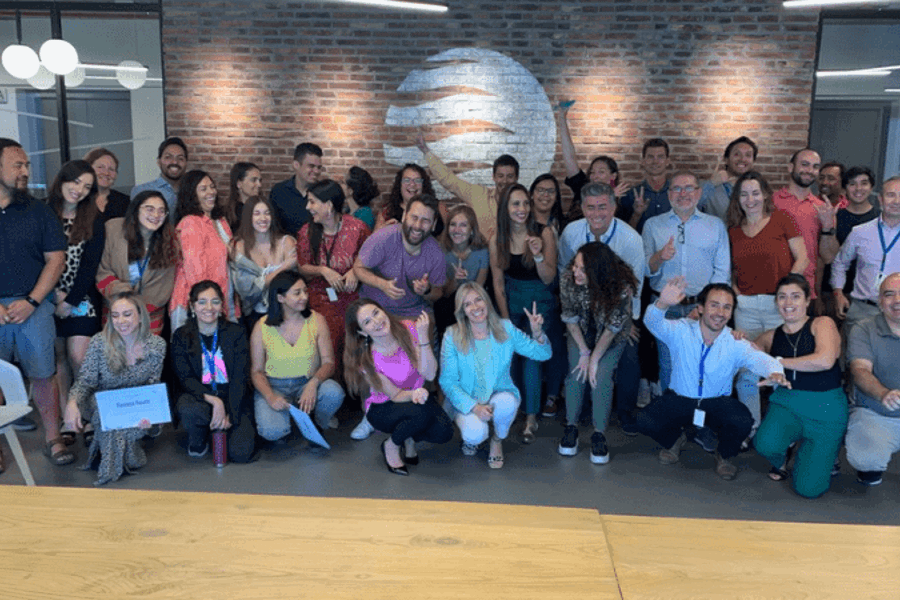 Equipo de diversisdad e inclusión reunido