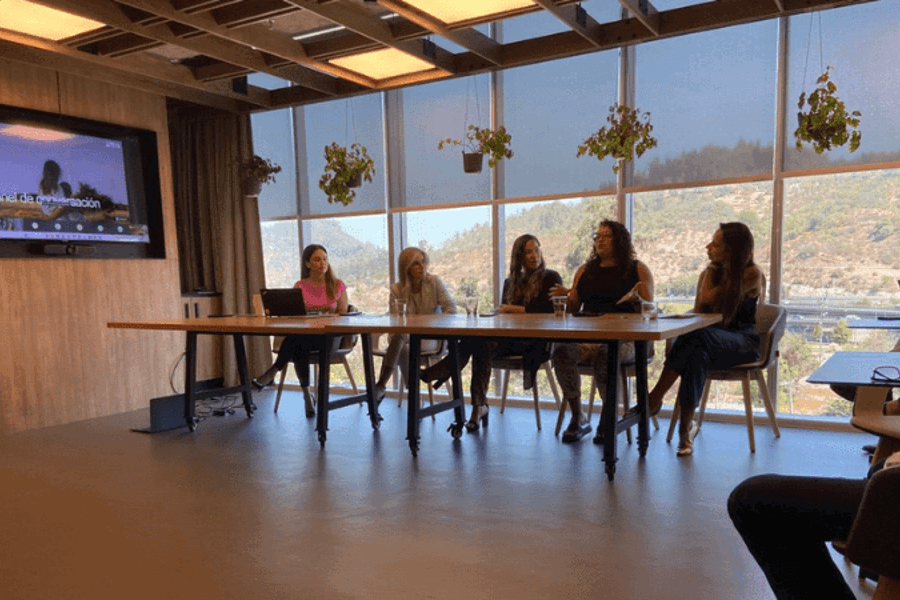 Equipo de diversidad e inclusión reunido en la mesa