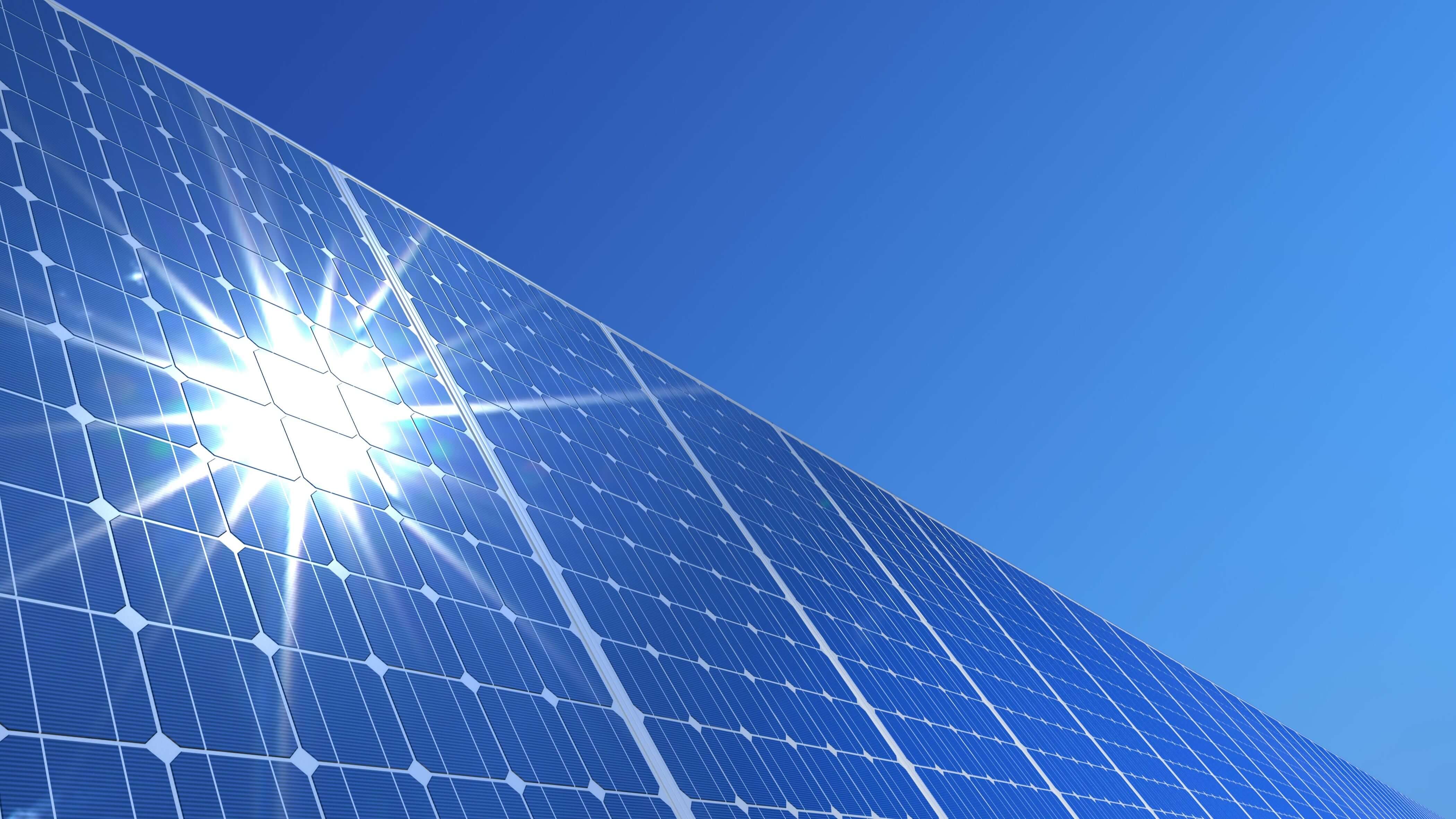 Paneles parque solar Statkraft reflejo sol