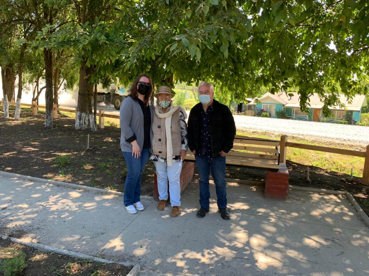 personas de la comunidad en nueva plaza de pilmaiquen