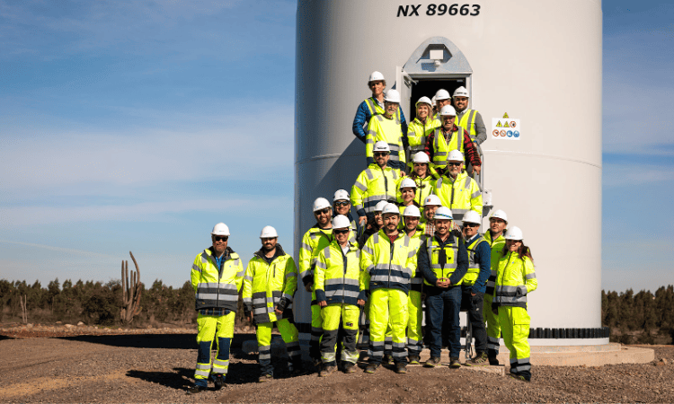 Foto grupal, al pie de aerogenerador, obras Litueche