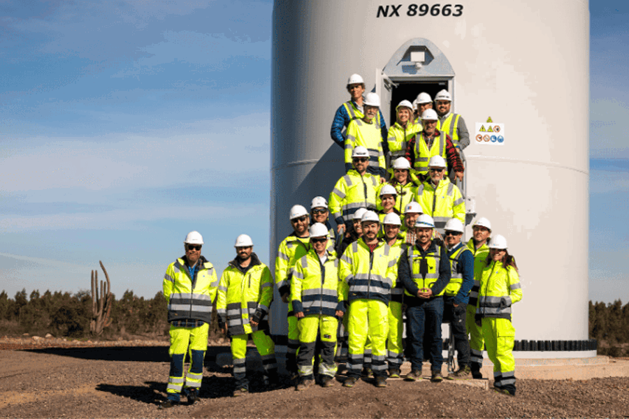 Foto grupal, al pie de aerogenerador, obras Litueche