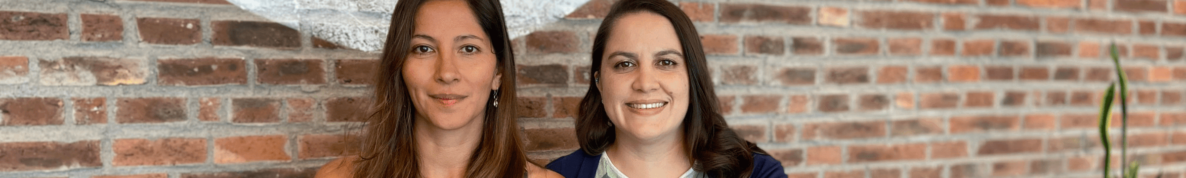 Dos mujeres científicas frente al logo de Statkraft