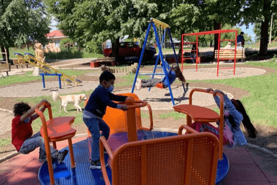 niños jugando en nueva plaza pilmaiquen