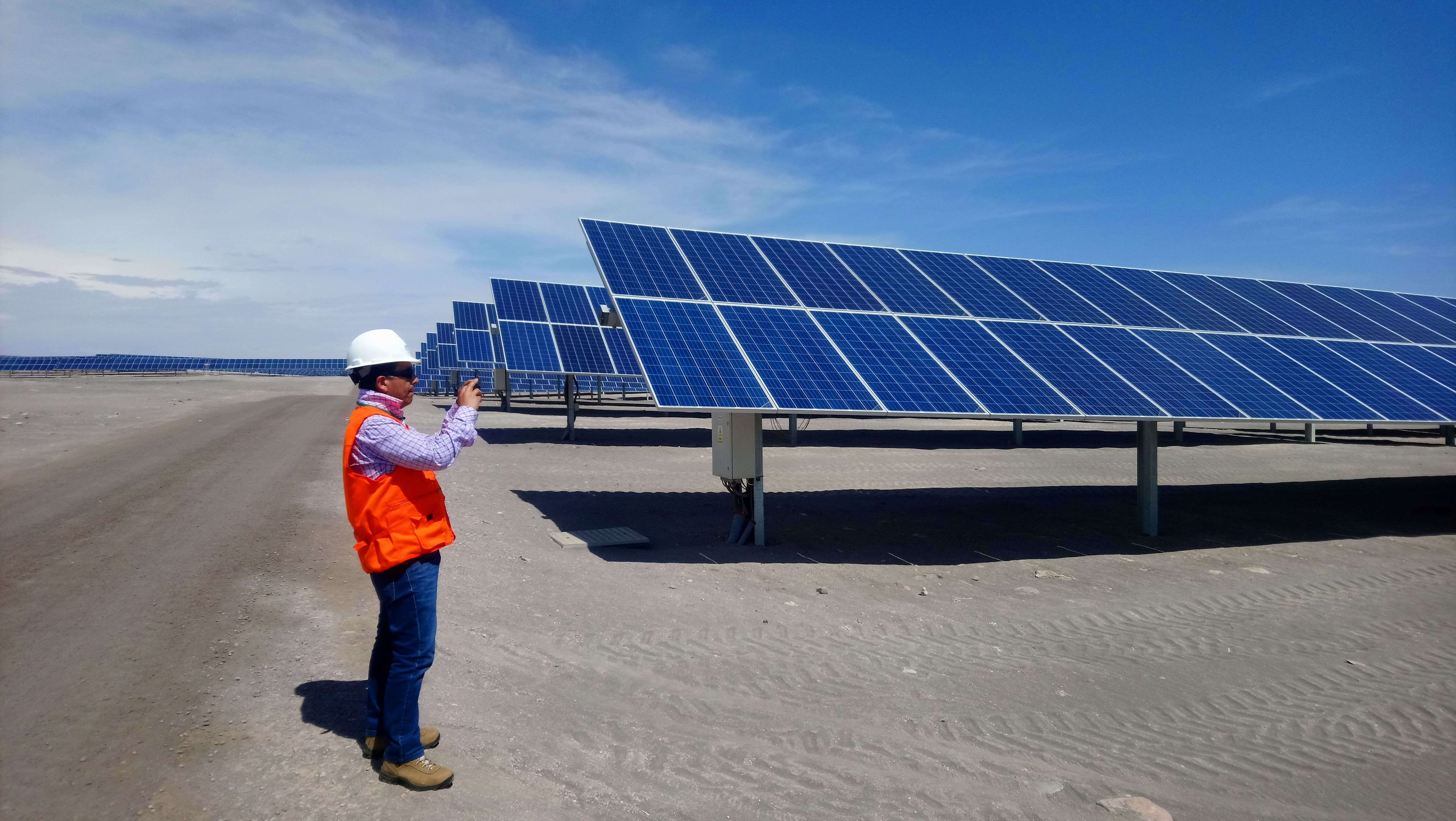 Trabajador Statkraft en parque solar, energía renovable