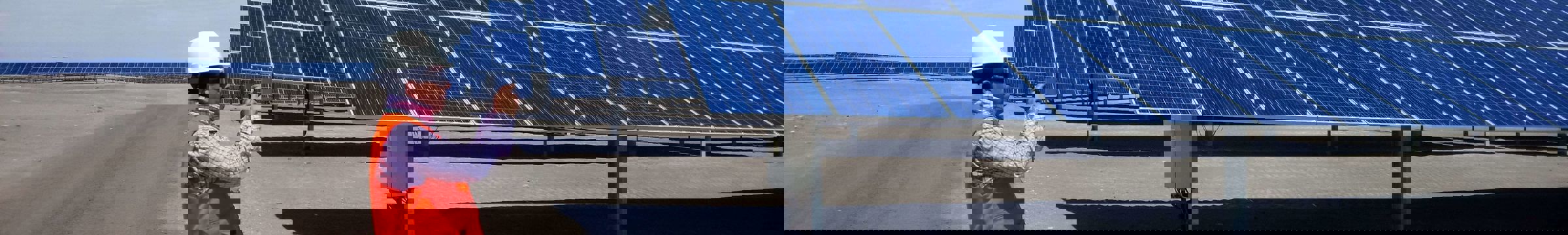 Trabajador Statkraft en parque solar, energía renovable