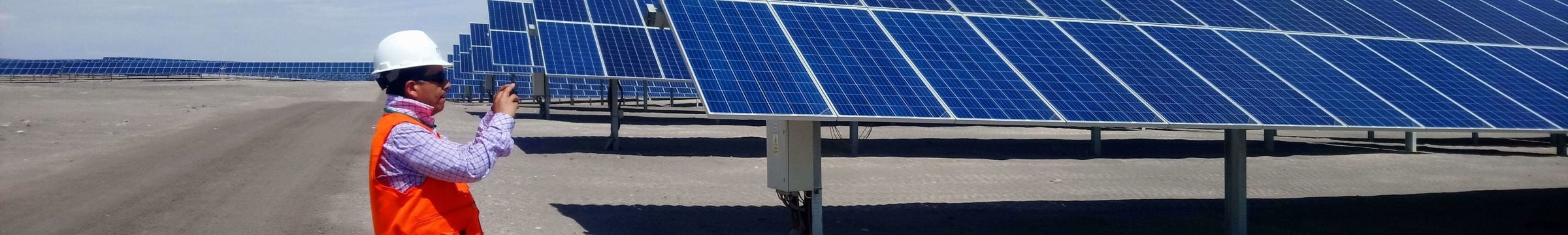 Trabajador Statkraft en parque solar, energía renovable