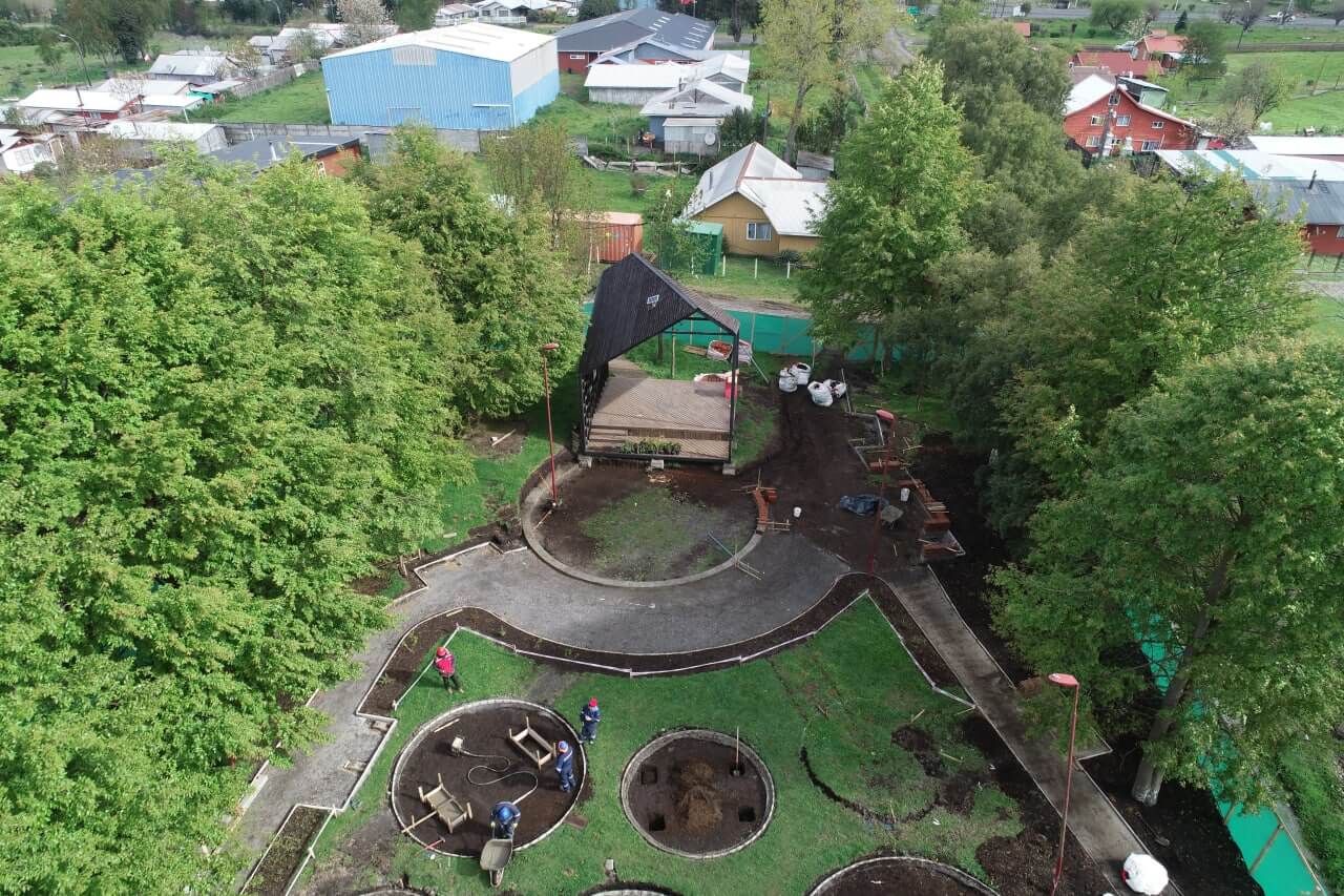 toma aerea de plaza de pilmaiquen