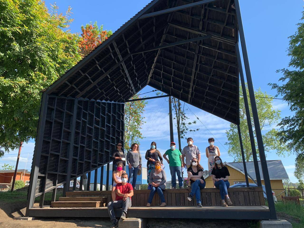 gente de la comunidad en la plaza de pilmaiquen
