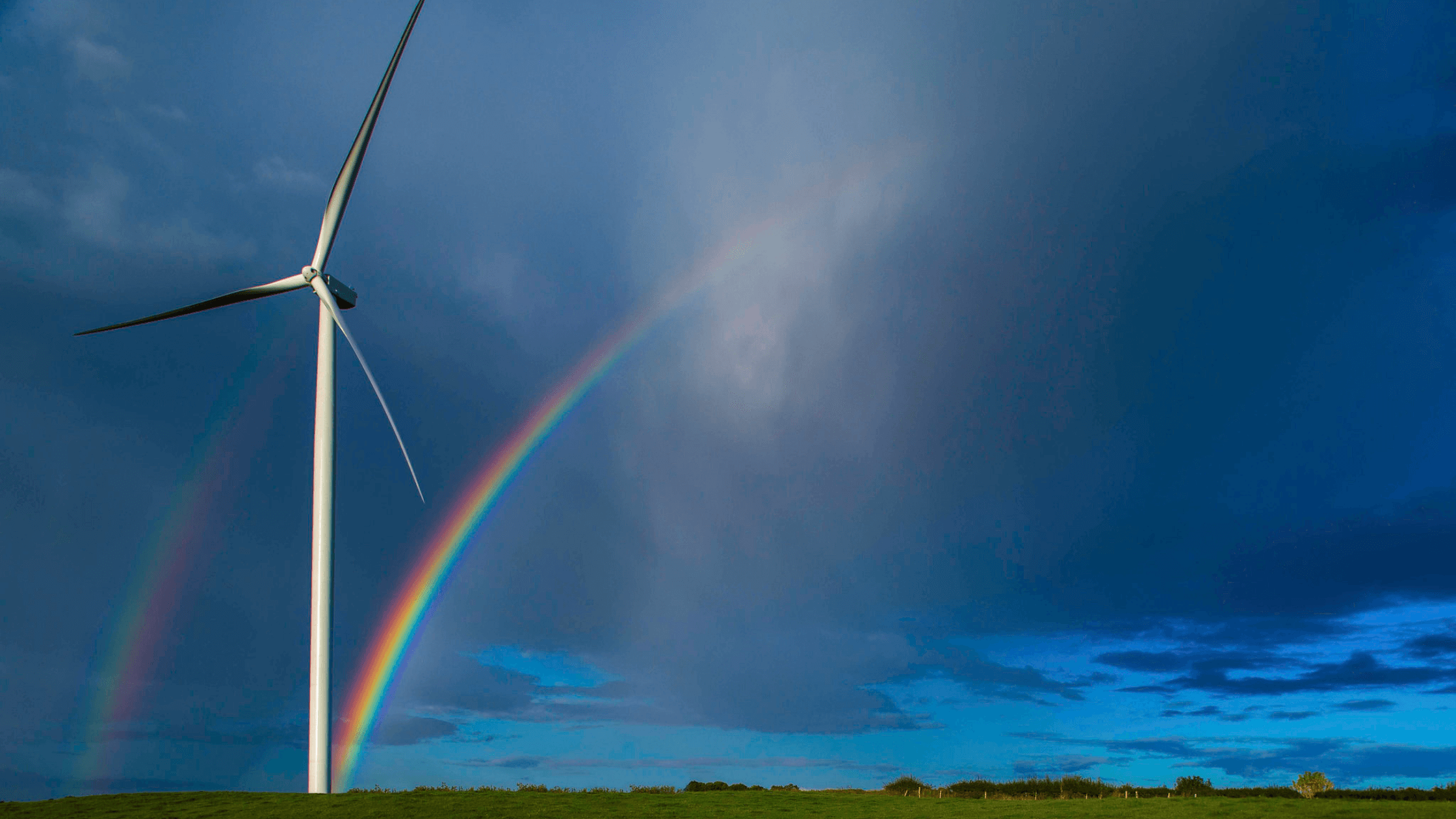 Generador Eólico Statkraft cielo azul arcoíris