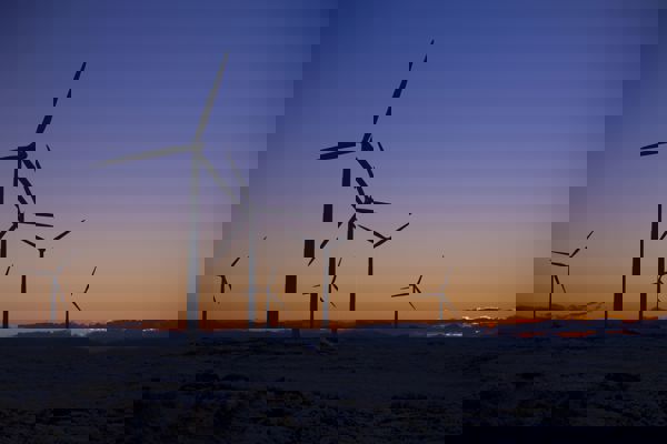 atardecer y aerogeneradores a contraluz