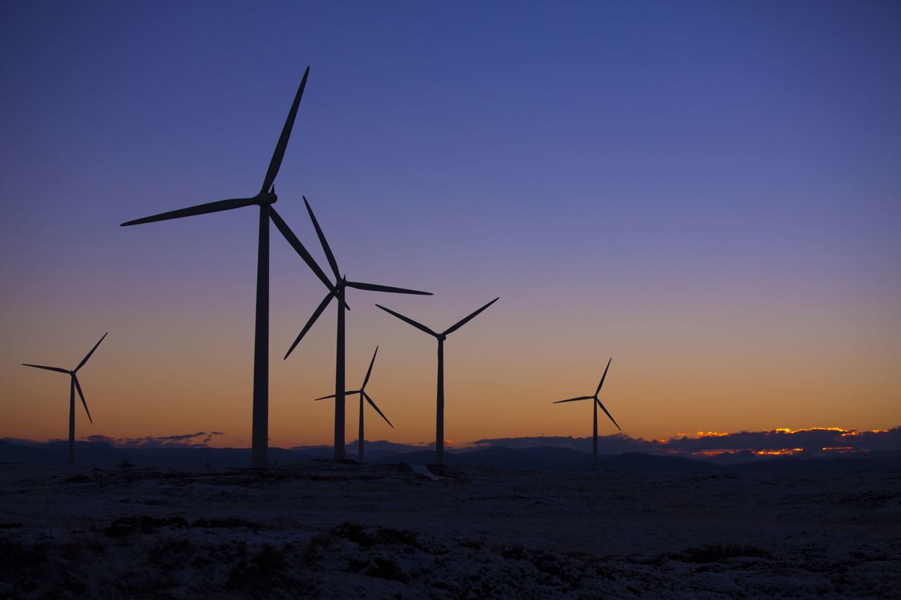 atardecer y aerogeneradores a contraluz