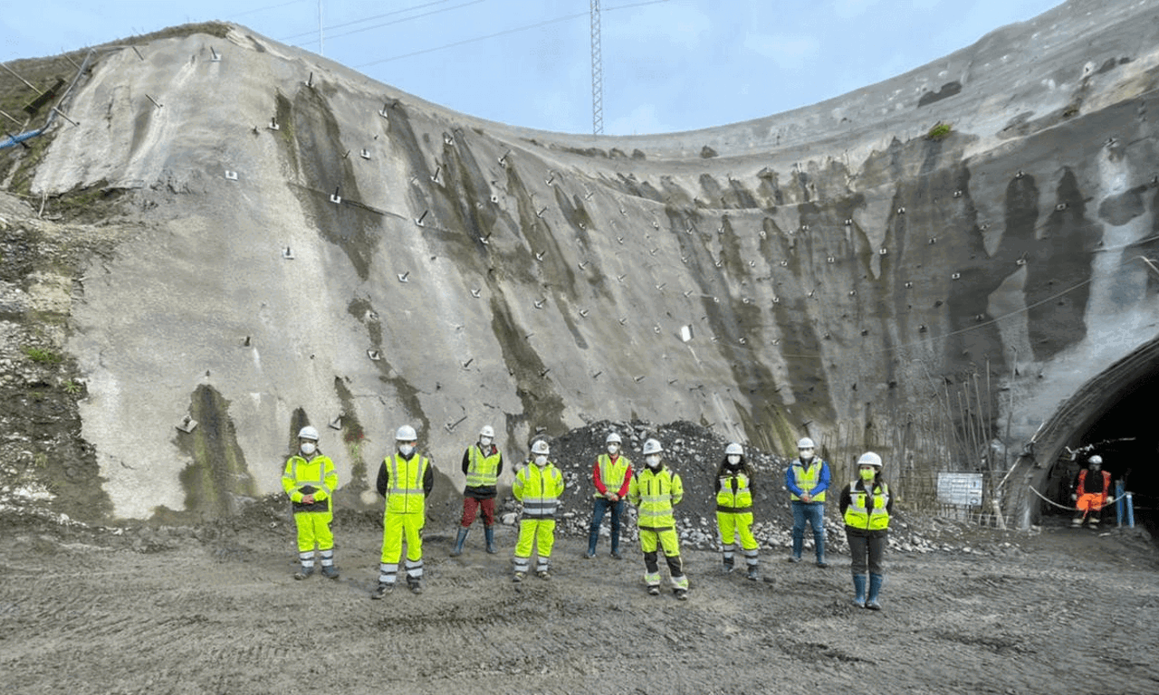 Operarios obra de construcción central Statkraft Los lagos