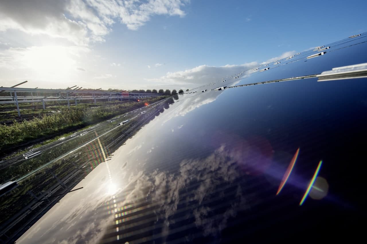 Panel solar Statkraft reflejo horizonte 