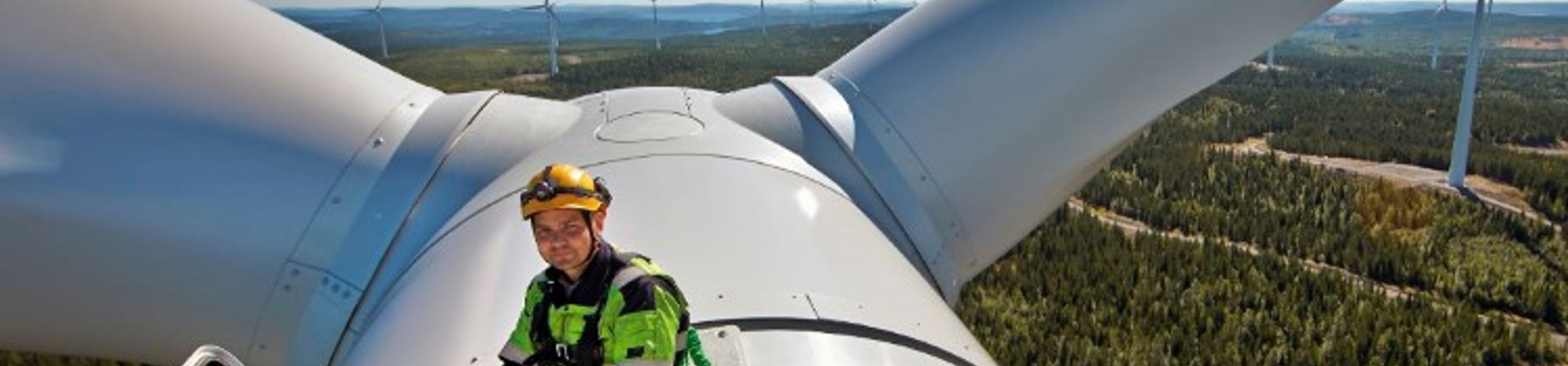 Trabajador Statkraft sobre generador eólico