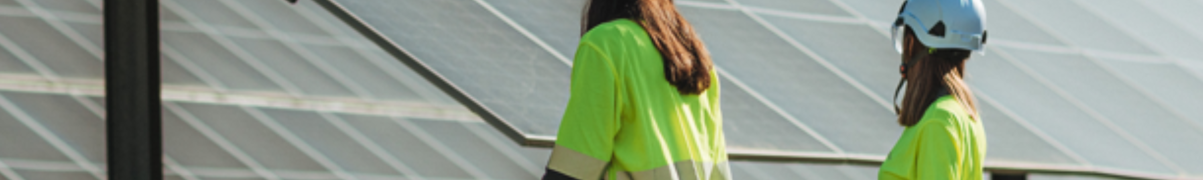 dos mujeres con paneles solares