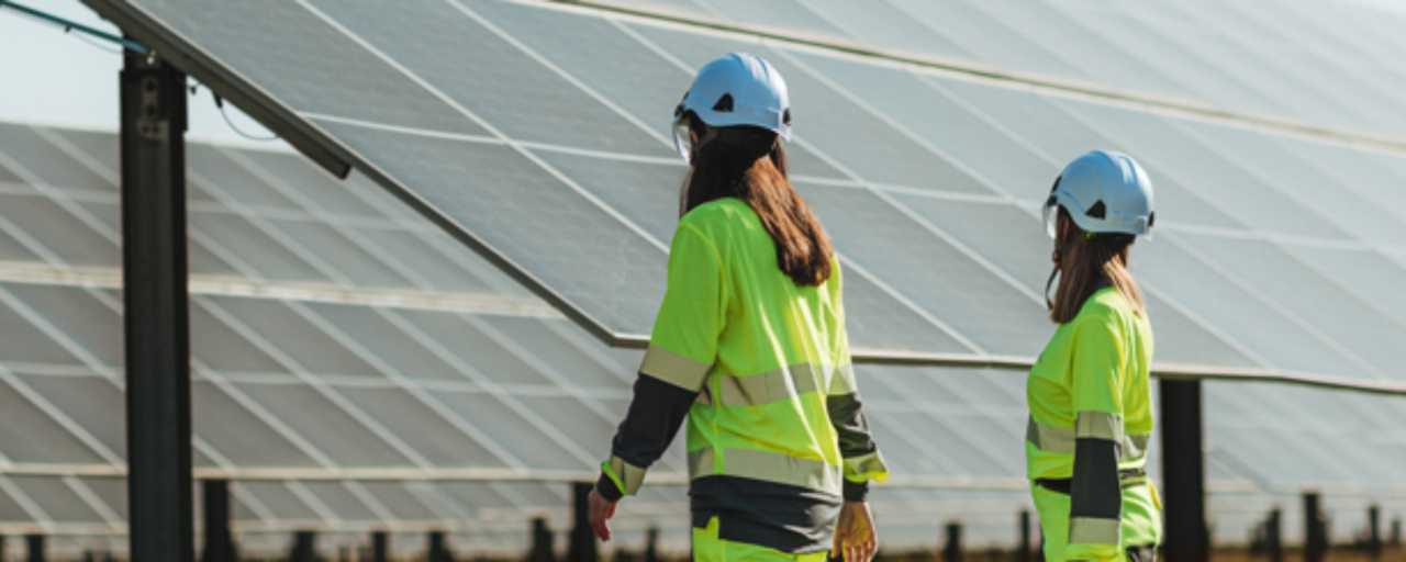dos mujeres con paneles solares