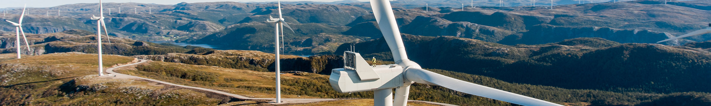 Panórámica de aerogneradores Statkraft con persona trabajando sobre uno de estas instalaciones