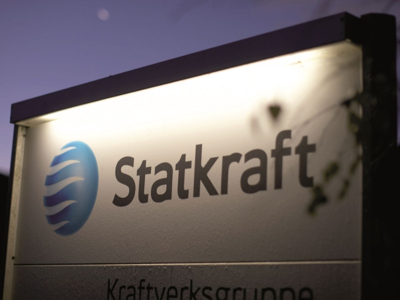 Logo de Statkraft en un letrero iluminado