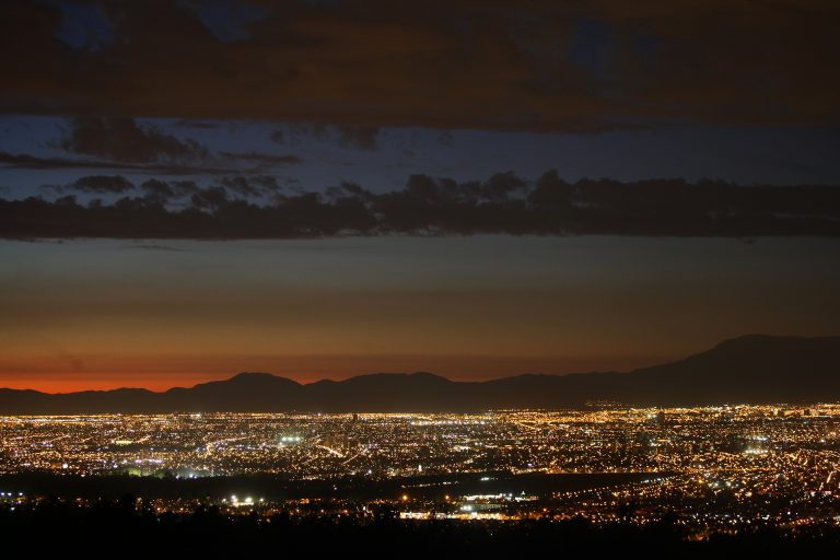 Vista panorámica de Santiago anocheciendo
